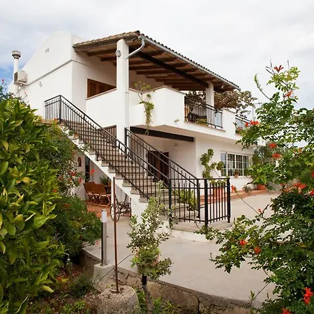 Joana Villa *